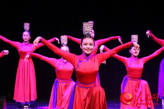 內(nèi)蒙古藝術(shù)學(xué)院舞蹈演員表演的群舞《祝福》拉開了“草原之聲”演出的帷幕。