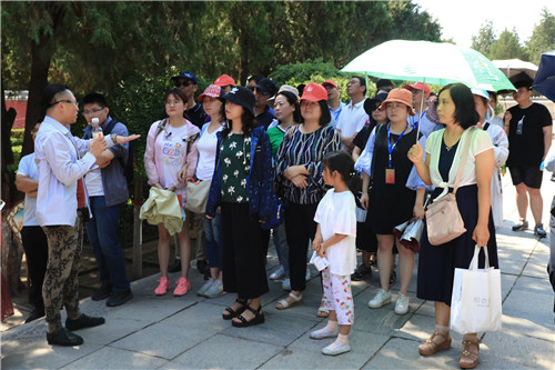 外地游客在正定縣文物游覽點有序參觀。-河寧 攝.jpg