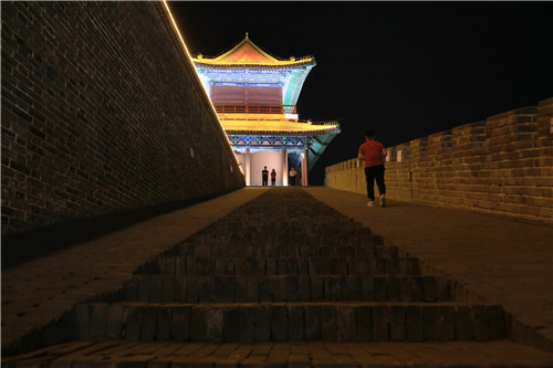 為了保護文物，消減火災隱患，正定縣的旅游點，參觀者必須接受禁帶火種檢查。-河寧 攝.jpg